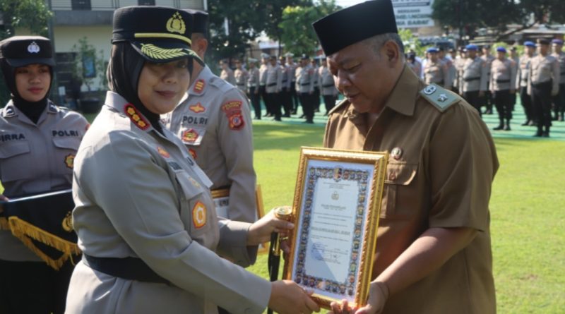 Kapolresta Cirebon Beri Penghargaan kepada Anggota Polri Berprestasi dan Kepala Desa Ciawigajah