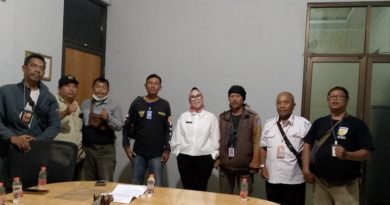 Ade Cahya Ningsih, S.Pd., M.Pd.,Menerima Kunjungan Para Awak Media dari Berbagai Media di Kantornya
