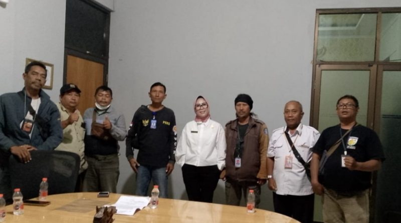 Ade Cahya Ningsih, S.Pd., M.Pd.,Menerima Kunjungan Para Awak Media dari Berbagai Media di Kantornya