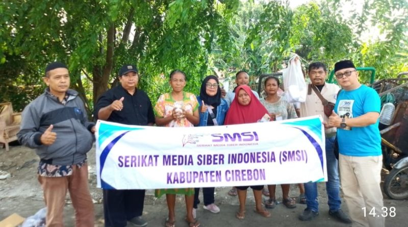 Jumat Berkah SMSI Kabupaten Cirebon Berbagi Makanan untuk Petugas Kebersihan dan Warga Kurang Mampu Jumat Berkah SMSI Kabupaten Cirebon Berbagi Makanan untuk Petugas Kebersihan dan Warga Kurang Mampu