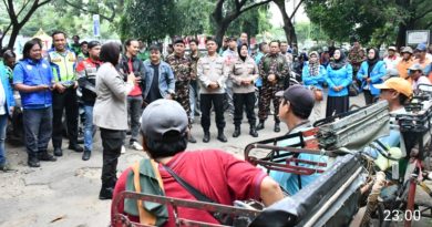 Polresta Cirebon Gelar Patroli dan Baksos Kepada Driver Ojek Online dan Tukang Becak