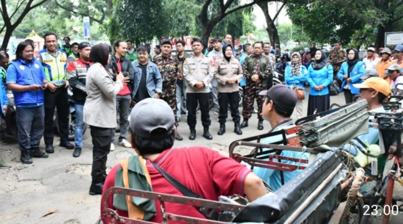 Polresta Cirebon Gelar Patroli dan Baksos Kepada Driver Ojek Online dan Tukang Becak
