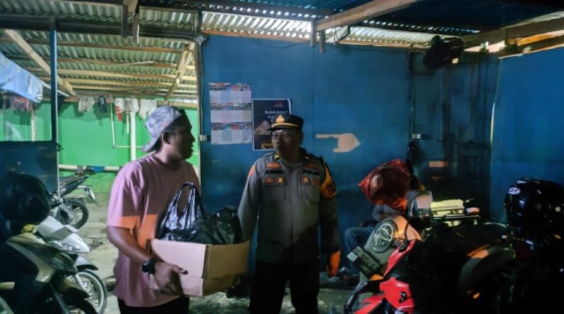 Polsek Ternate Utara melakukan patroli malam sekaligus rajia minuman keras dan menemukan puluhan kantong miras. Polsek Ternate Utara melakukan patroli malam sekaligus rajia minuman keras dan menemukan puluhan kantong miras.