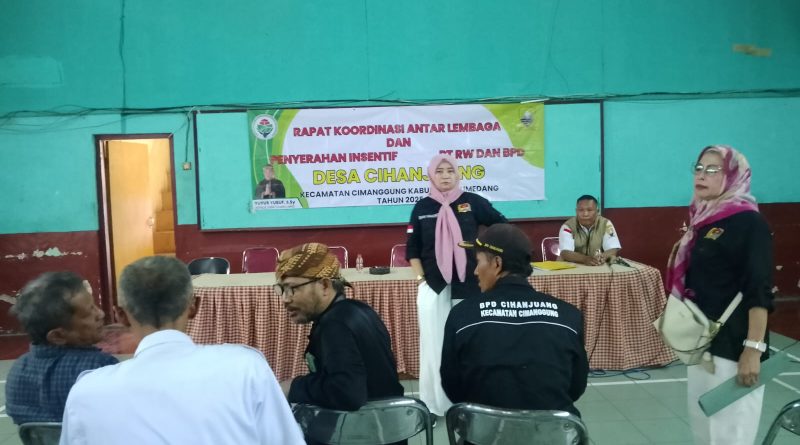 Sinergi Pembangunan Desa, Cihanjuang Gelar Rakor Antar Lembaga dan Serahkan Insentif RT/RW/BPD ​Cimanggung, Kab. Sumedang.