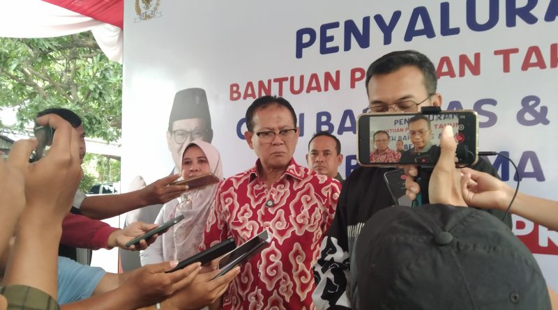 Penyaluran Bantuan Pangan 2025: 422 Paket Beras dan Minyak Goreng untuk Warga Rawan Sosial di Kelurahan Larangan