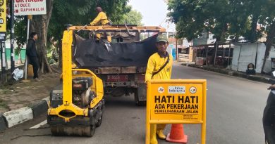 Pemeliharaan Rutin Jalan Kesambi: Tambal Sulam Hotmix Antisipasi Lubang Akibat Hujan