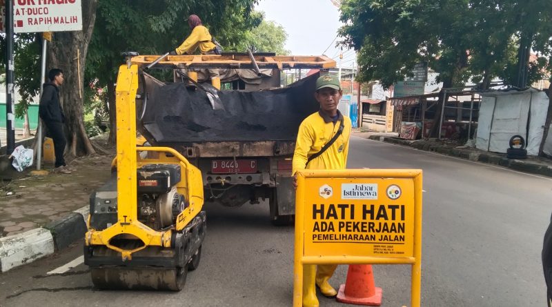 Pemeliharaan Rutin Jalan Kesambi: Tambal Sulam Hotmix Antisipasi Lubang Akibat Hujan