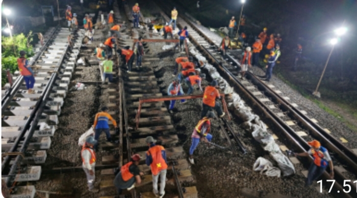KAI Daop 3 Cirebon Tingkatkan Keselamatan Jalur Rel dengan Penggantian Material Prasarana