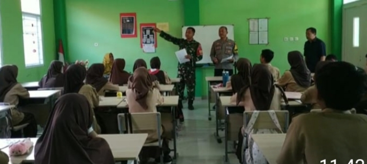 Babinsa Kelurahan Sukapura Berikan Materi Wawasan Kebangsaan serta Dampak Pergaulan Bebas di MTsN 1 Kota Cirebon Babinsa Kelurahan Sukapura Berikan Materi Wawasan Kebangsaan serta Dampak Pergaulan Bebas di MTsN 1 Kota Cirebon