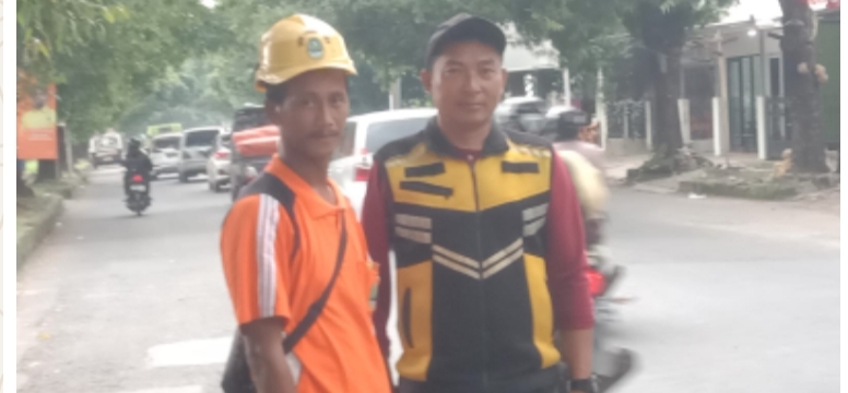 Pemeliharaan Rutin Ruas Jalan Weru Sumber : Antisipasi Lubang Akibat Hujan Pemeliharaan Rutin Ruas Jalan Weru Sumber : Antisipasi Lubang Akibat Hujan