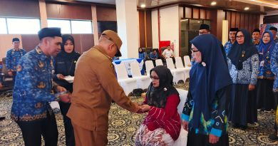 Bupati Kotabaru Sematkan Satyalancana Karya Satya dan Serahkan Tali Asih Purna Bakti