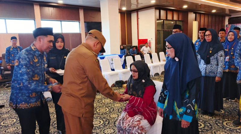 Bupati Kotabaru Sematkan Satyalancana Karya Satya dan Serahkan Tali Asih Purna Bakti