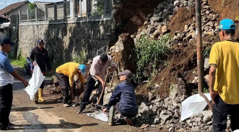 UPTD PU Sukabumi Tangani Longsor TPT Di Ruas Jalan Cibereum-Goalpara UPTD PU Sukabumi Tangani Longsor TPT Di Ruas Jalan Cibereum-Goalpara