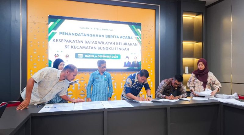 Penandatanganan Hasil Kesepakatan Batas Kelurahan se-Kecamatan Bungku Tengah Penandatanganan Hasil Kesepakatan Batas Kelurahan se-Kecamatan Bungku Tengah
