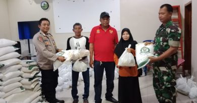 Kuwu Cikalahang Bersama Pemdes Salurkan Bantuan Beras Bulog, Bagi 629 Penerima Bansos