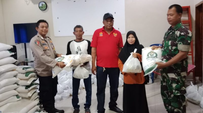 Kuwu Cikalahang Bersama Pemdes Salurkan Bantuan Beras Bulog, Bagi 629 Penerima Bansos Kuwu Cikalahang Bersama Pemdes Salurkan Bantuan Beras Bulog, Bagi 629 Penerima Bansos