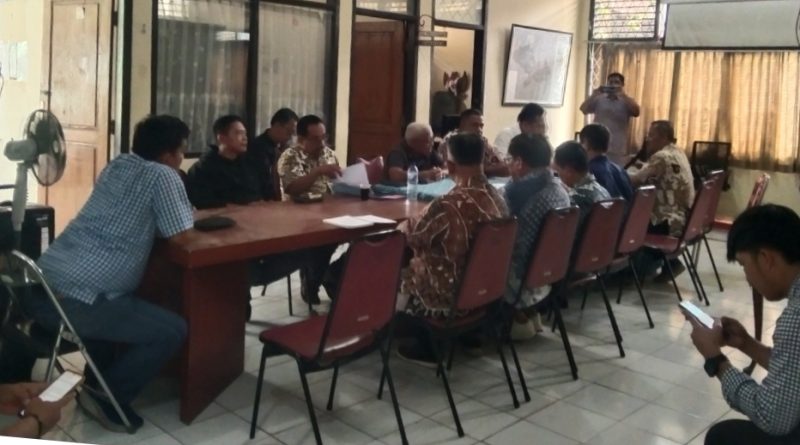 Audiensi Pemerintah Desa Cikalahang Dengan PAM Tirta Kamuning Berjalan Alot Audiensi Pemerintah Desa Cikalahang Dengan PAM Tirta Kamuning Berjalan Alot