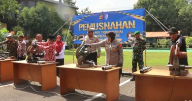 Polresta Cirebon Musnahkan Ribuan Miras Berbagai Merek dan Knalpot Tidak Sesuai Spesifikasi Teknis