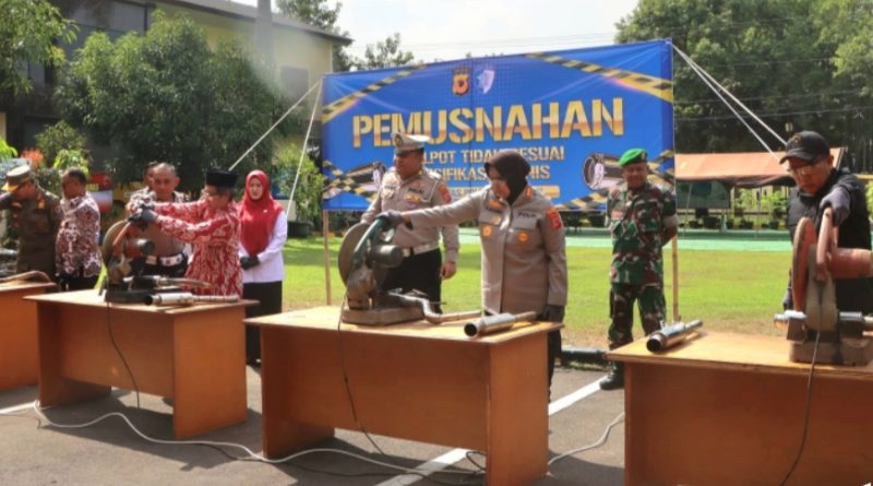 Polresta Cirebon Musnahkan Ribuan Miras Berbagai Merek dan Knalpot Tidak Sesuai Spesifikasi Teknis Polresta Cirebon Musnahkan Ribuan Miras Berbagai Merek dan Knalpot Tidak Sesuai Spesifikasi Teknis