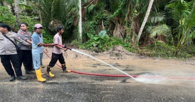 Satgas Gabungan TNI–Polri Bersihkan Jalur Trans Halmahera Pasca Banjir dan Longsor