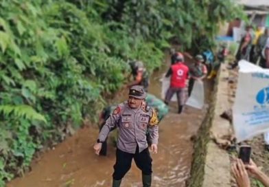 Tindak Lanjut Arahan Presiden, Kecamatan Cibinong Gelar Operasi Kebersihan Kali Cikupa