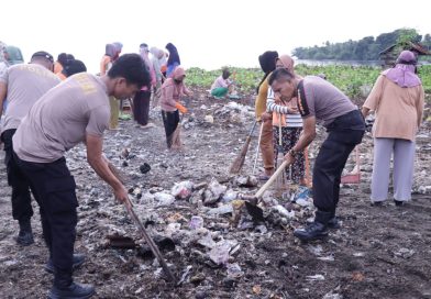 Aksi Bersih-Bersih Di Pasar Bente Polres  Morowali Mengajak Para pedagang Dan Pengunjung Menjaga Kebersihan