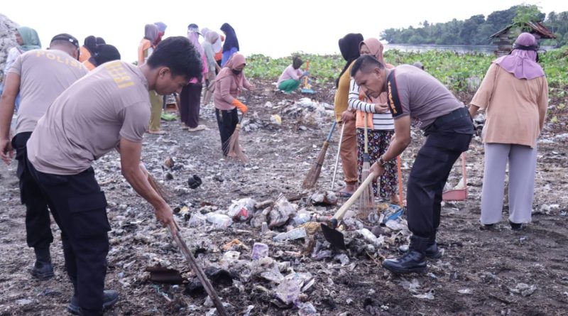 Aksi Bersih-Bersih Di Pasar Bente Polres  Morowali Mengajak Para pedagang Dan Pengunjung Menjaga Kebersihan
