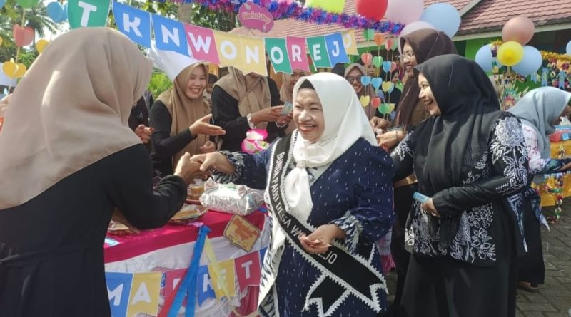 Dukung Pendidikan Karakter, Anggota DPRD Asri Noviandani Apresiasi Market Day TK Negeri Wonorejo