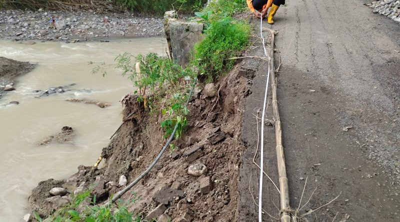 Babinsa Argasunya Tinjau Lokasi Tanah Longsor di Lebakngok Babinsa Argasunya Tinjau Lokasi Tanah Longsor di Lebakngok